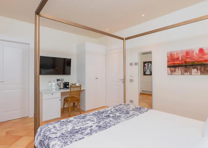 Five ベッド・アンド・ブレックファスト 3*